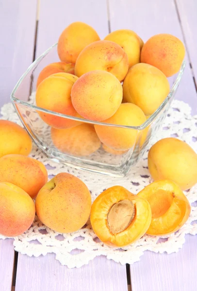 Verse natuurlijke abrikoos in kom op houten tafel — Stockfoto