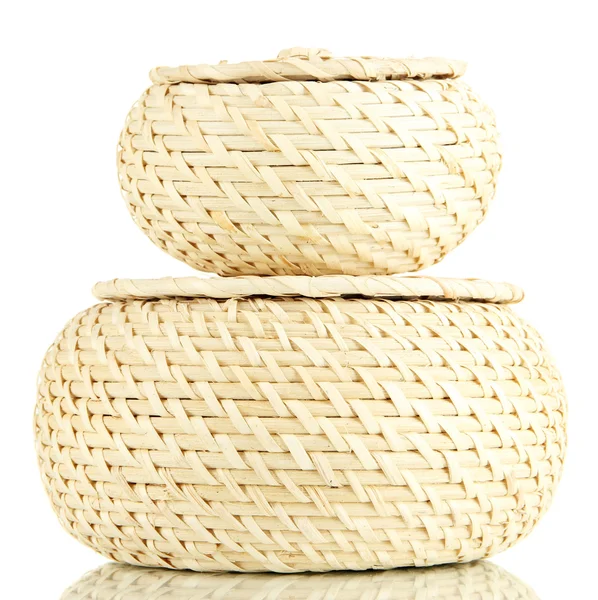 Dos cestas de mimbre con tapas, aisladas en blanco —  Fotos de Stock