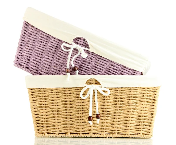 Две пустые плетеные корзины цвета, изолированные на белом — стоковое фото