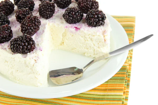 Cheesecake with fresh berries on white plate closeup — Stock Photo, Image