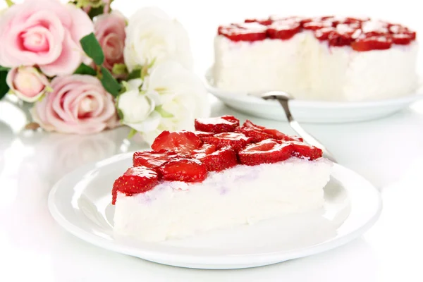 Cheesecake med färska jordgubbar på vit platta närbild — Stockfoto