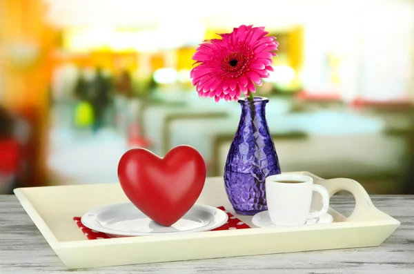 Holztablett mit Frühstück, auf farbigem Holztisch, auf hellem Hintergrund — Stockfoto
