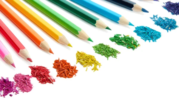 Färg pennor med slipning spån isolerad på vit — Stockfoto