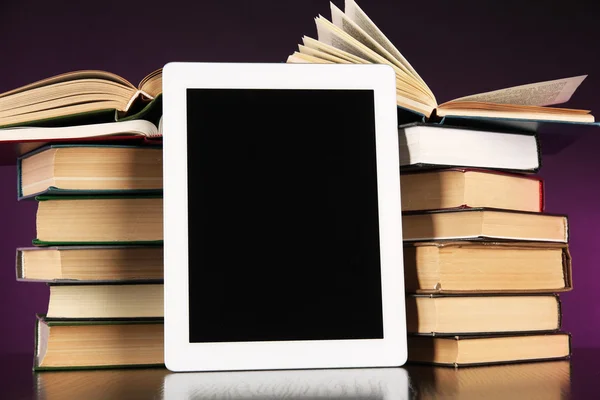 Tablet e livros sobre fundo brilhante — Fotografia de Stock