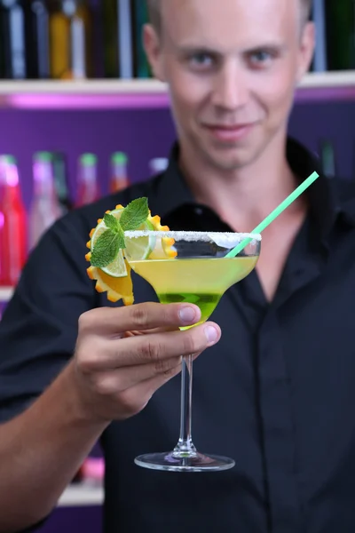 Retrato del barman guapo preparando cóctel, en el bar — Foto de Stock