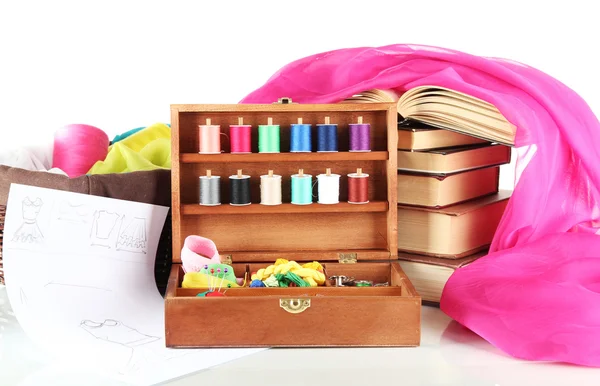 Kit de costura en caja de madera con libros y tela aislada en blanco — Foto de Stock