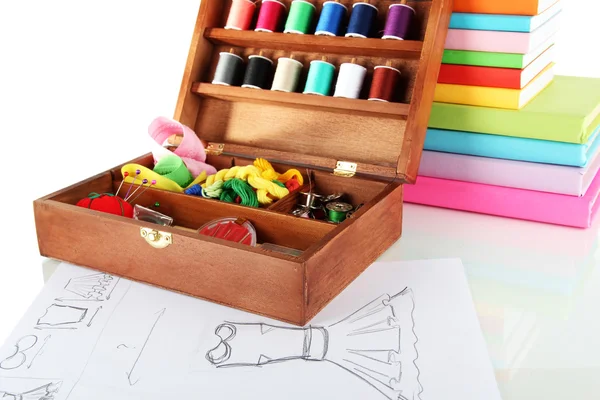 Kit de costura en caja de madera y libros aislados en blanco — Foto de Stock