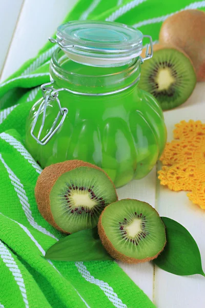 Pot voor jam kiwi op houten tafel close-up — Stockfoto