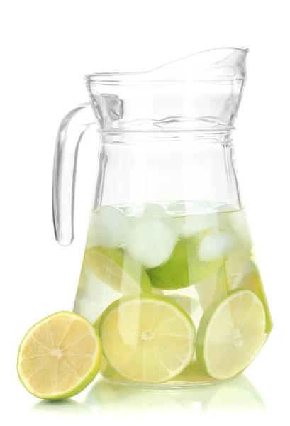 Eau froide avec citron vert, citron et glace dans un pichet isolé sur blanc — Photo