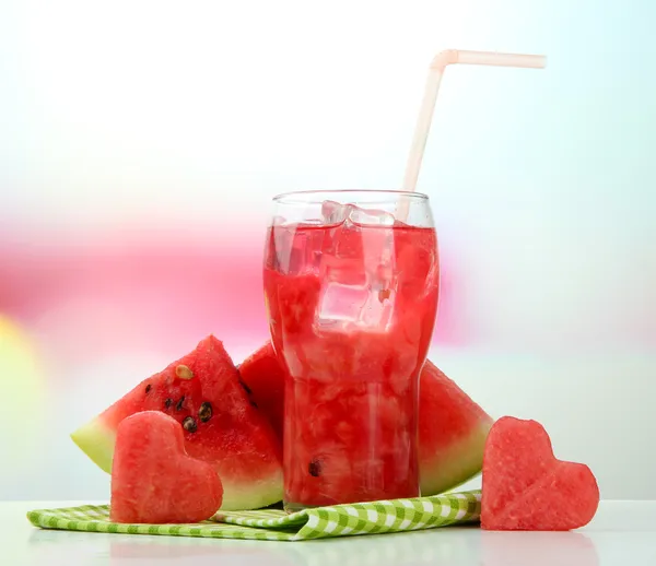 Melancia fresca e copo de suco de melancia — Fotografia de Stock
