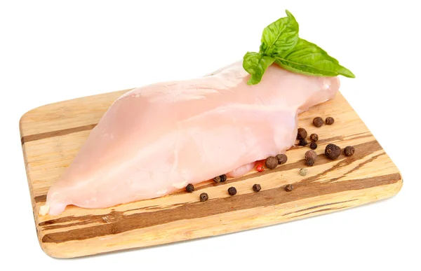 Filets de poulet crus sur planche de bois, isolés sur blanc — Photo