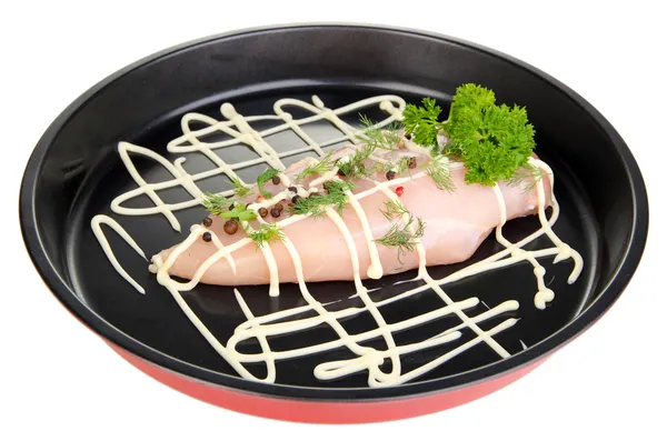 Filetes de pollo crudos en bandeja de goteo, aislados en blanco —  Fotos de Stock