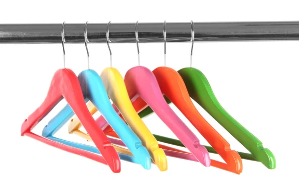 Kleurrijke kleerhangers geïsoleerd op wit — Stockfoto