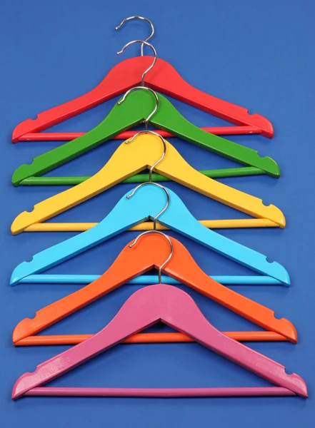 Красочные вешалки для одежды на голубом фоне — стоковое фото