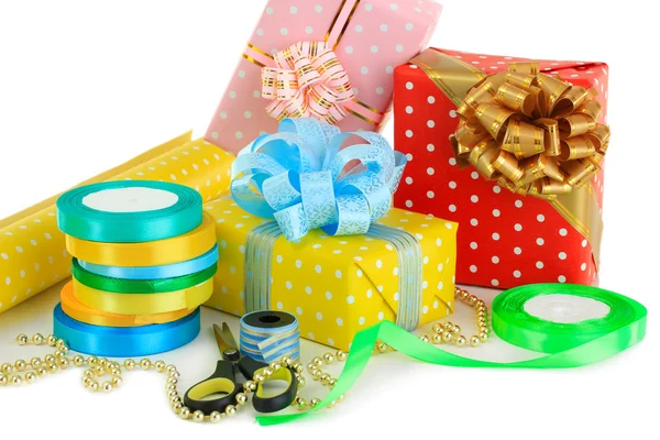 Materiales y accesorios para envolver regalos aislados en blanco — Foto de Stock