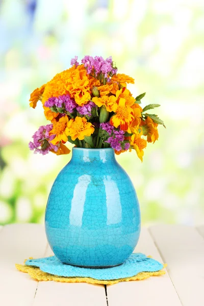 Buquê de flores de calêndula em vaso em mesa de madeira em fundo natural — Fotografia de Stock