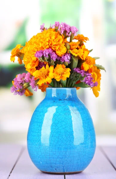 자연 배경 나무 테이블에 꽃병에 마리 골드 꽃의 꽃다발 — 스톡 사진