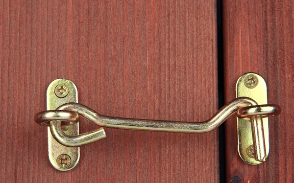 Hak metal w drewniane drzwi z bliska — Zdjęcie stockowe