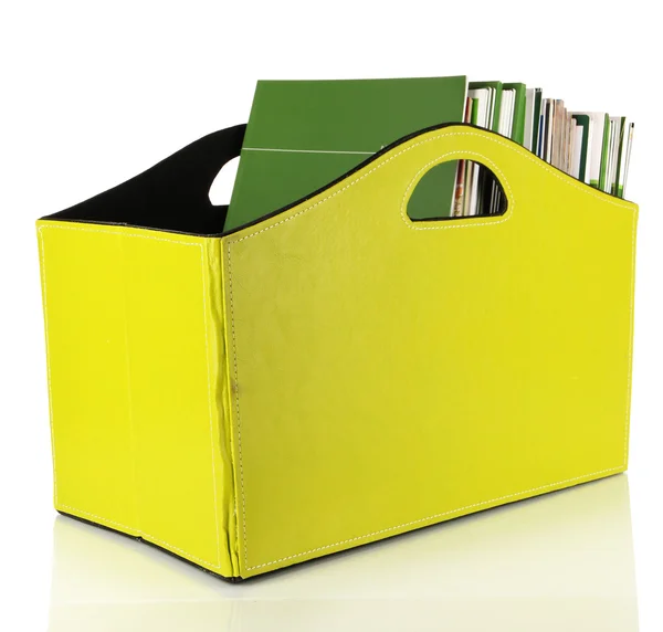 Revistas e pastas em caixa verde, isolado em branco — Fotografia de Stock