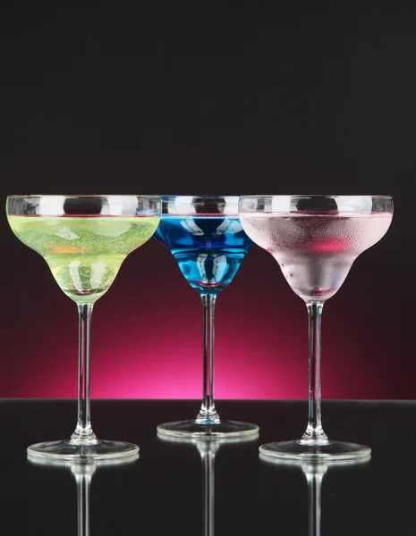 Cocktails på mörk färgbakgrund — Stockfoto