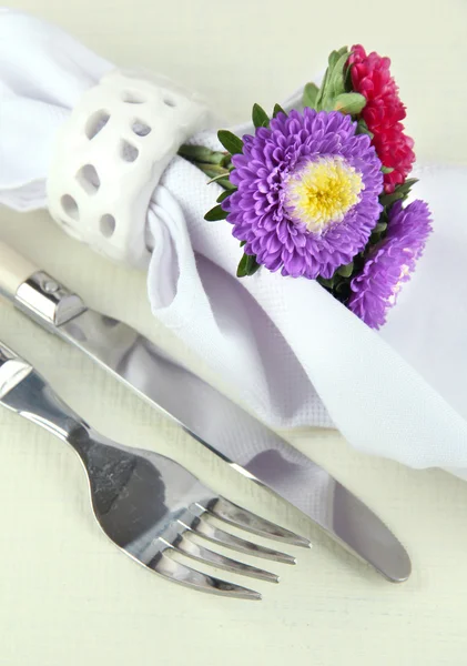 Tavolo da pranzo festivo con fiori isolati su bianco — Foto Stock