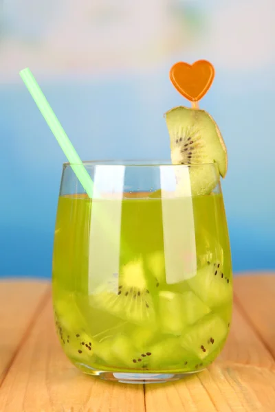Smakelijke cocktail op zwembad achtergrond — Stockfoto