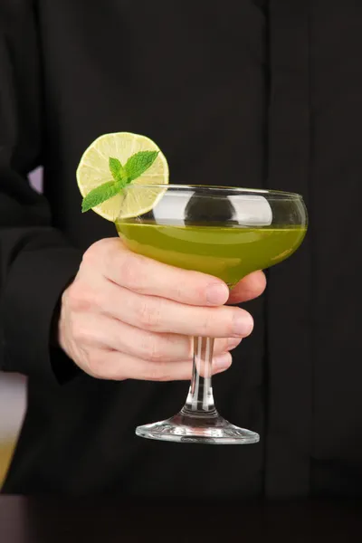 Barkeeper-Herstellung und Dekoration Cocktail in Nahaufnahme — Stockfoto