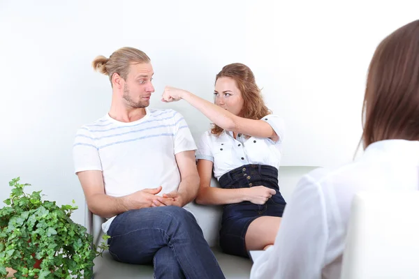 Casal jovem com problema na recepção de psicólogo de família — Fotografia de Stock