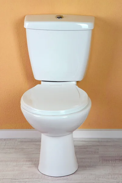 Witte toiletpot in een badkamer — Stockfoto