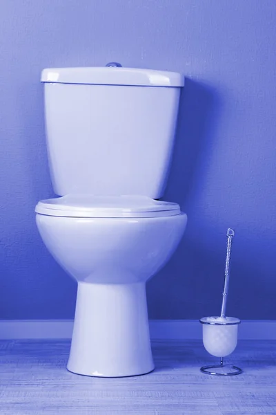 Witte toiletpot in een badkamer — Stockfoto