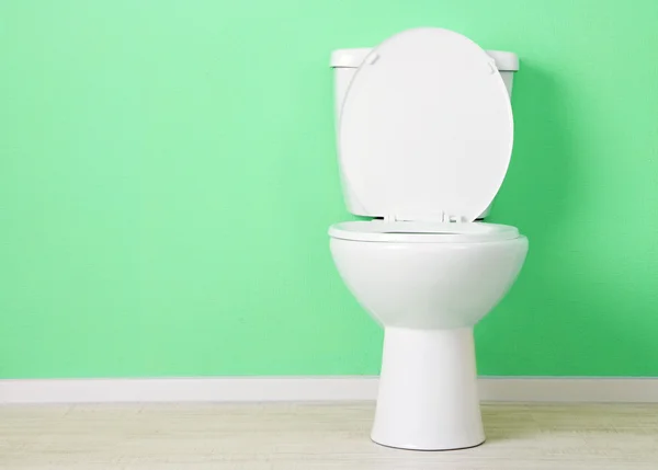 Bol de toilette blanc dans une salle de bain — Photo