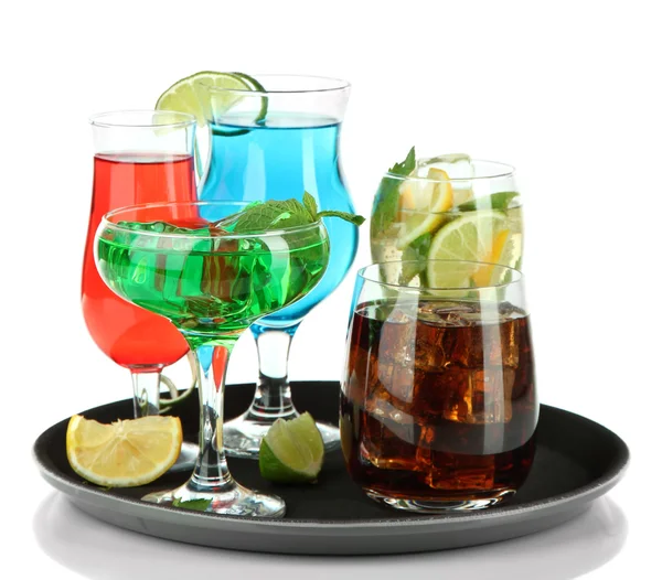 Molti bicchieri di cocktail su vassoio, isolati su bianco — Foto Stock