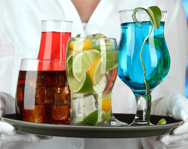 Официантки держат поднос с бокалами коктейлей — стоковое фото