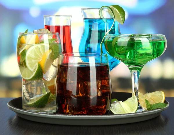 Vele glazen cocktails op lade op tafel, op lichte achtergrond — Stockfoto