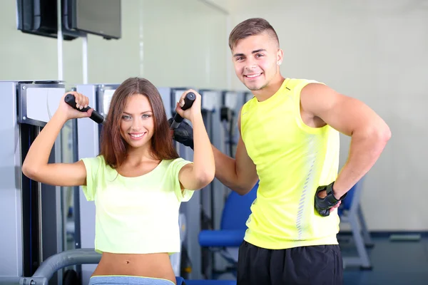 Simülatör spor salonunda antrenörü ve kız yapan — Stok fotoğraf