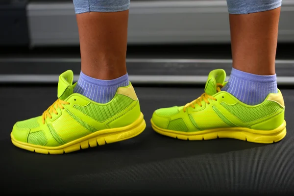 Wanita kaki di treadmill dalam permen karet — Stok Foto