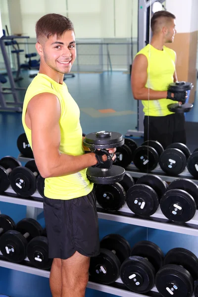 Man met halters in gym — Stockfoto