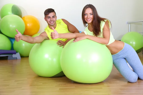 Kız ve adam fitness odası — Stok fotoğraf