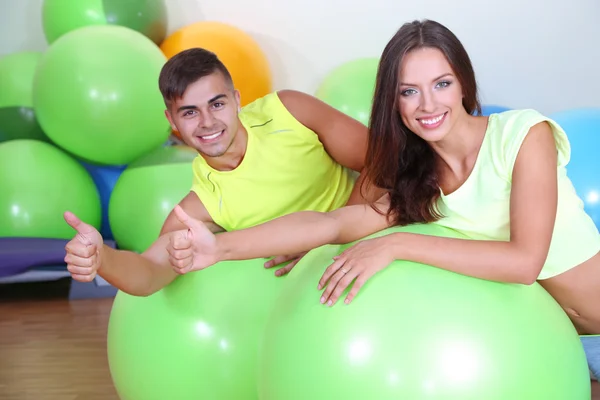 Menina e cara na sala de fitness — Fotografia de Stock