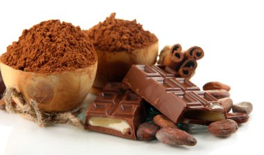çikolatalı tatlılar, kakao ve baharat üzerine beyaz izole, kompozisyon