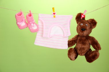 clothesline, renkli arka plan üzerinde asılı bebek giysileri
