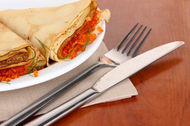 Tablo yakın çekim üzerinde kırmızı havyar ile lezzetli gözleme