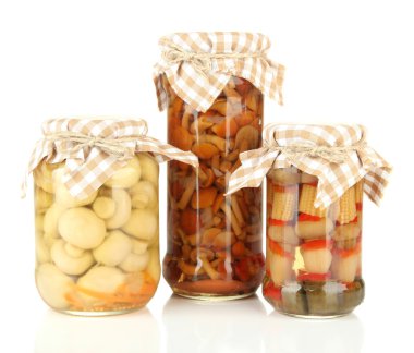 beyaz izole lezzetli Marine mantar cam kavanozlara