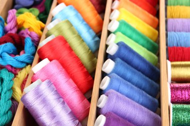 Ahşap kutusunda iğne işi için renkli konu yakın çekim