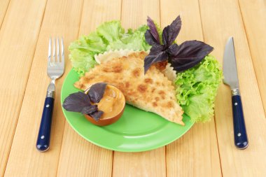 ahşap zemin üzerinde plaka üzerinde taze otlar ile lezzetli chebureks