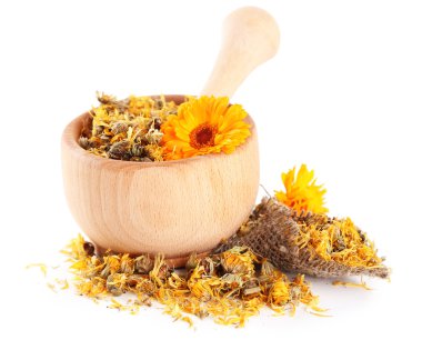 ahşap harç üzerine beyaz izole calendula taze ve kurutulmuş çiçekler