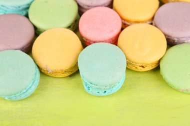 ahşap masa yakın çekim üzerinde yumuşak macaroons