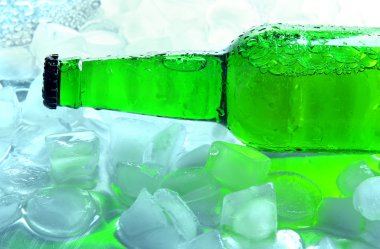 bir bira buz küpleri ile yakın