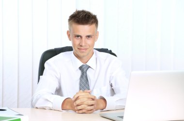 ofiste çalışan genç işadamı portresi
