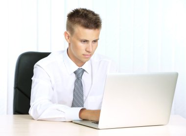 ofiste çalışan genç işadamı portresi